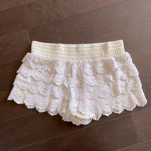 Flirty cream cotton shorts
